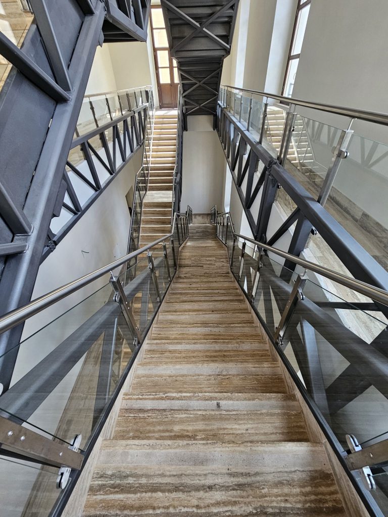 Scala in Travertino Striato